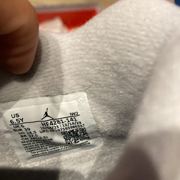 Air Jordan 4 Retro - Picture 4 of 6